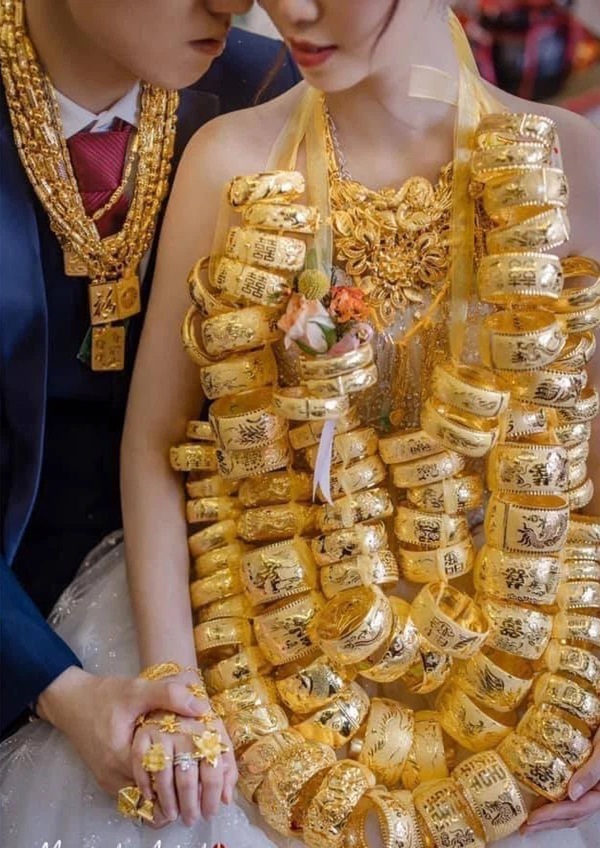  Đám cưới với hình ảnh cô dâu đeo 100 chiếc vòng vàng đã nhận được sự quan tâm của nhiều người. (Ảnh: Sohu)
