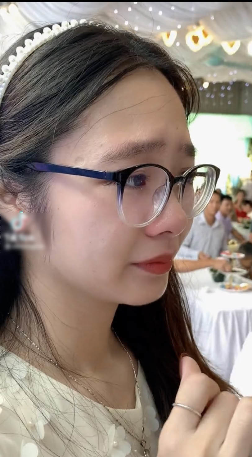 Cô gái khóc nức nở khi chứng kiến bạn thân lâu năm đi lấy chồng