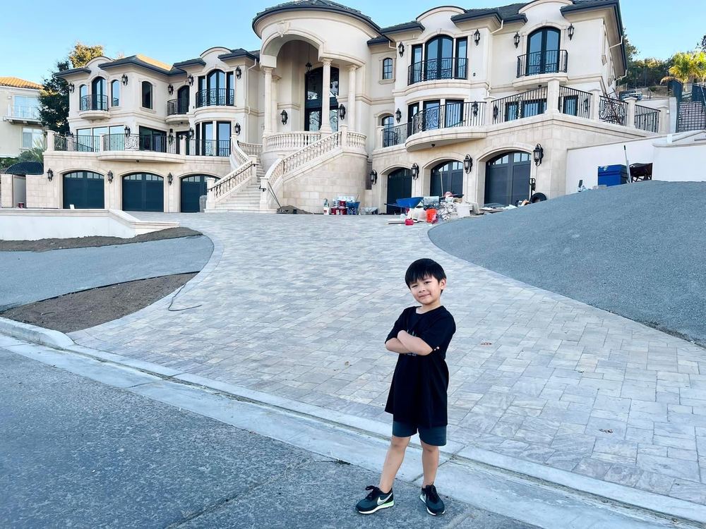 Cậu bé là chủ sở hữu dãy biệt thự khổng lồ tại Mỹ. (Ảnh: FB Thuy Tien Mfas) - Tin sao Viet - Tin tuc sao Viet - Scandal sao Viet - Tin tuc cua Sao - Tin cua Sao