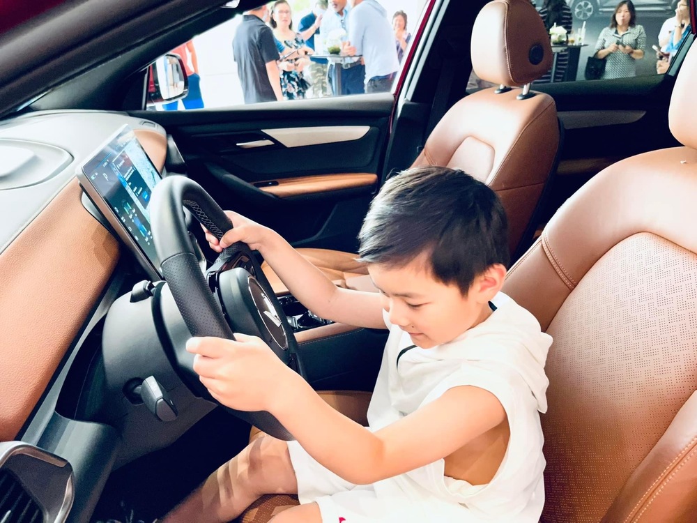  
Ở biệt thự đến di chuyển bằng siêu xe đã quá bình thường trong cuộc sống của Thiên Từ. (Ảnh: FB Thuy Tien Mfas) - Tin sao Viet - Tin tuc sao Viet - Scandal sao Viet - Tin tuc cua Sao - Tin cua Sao