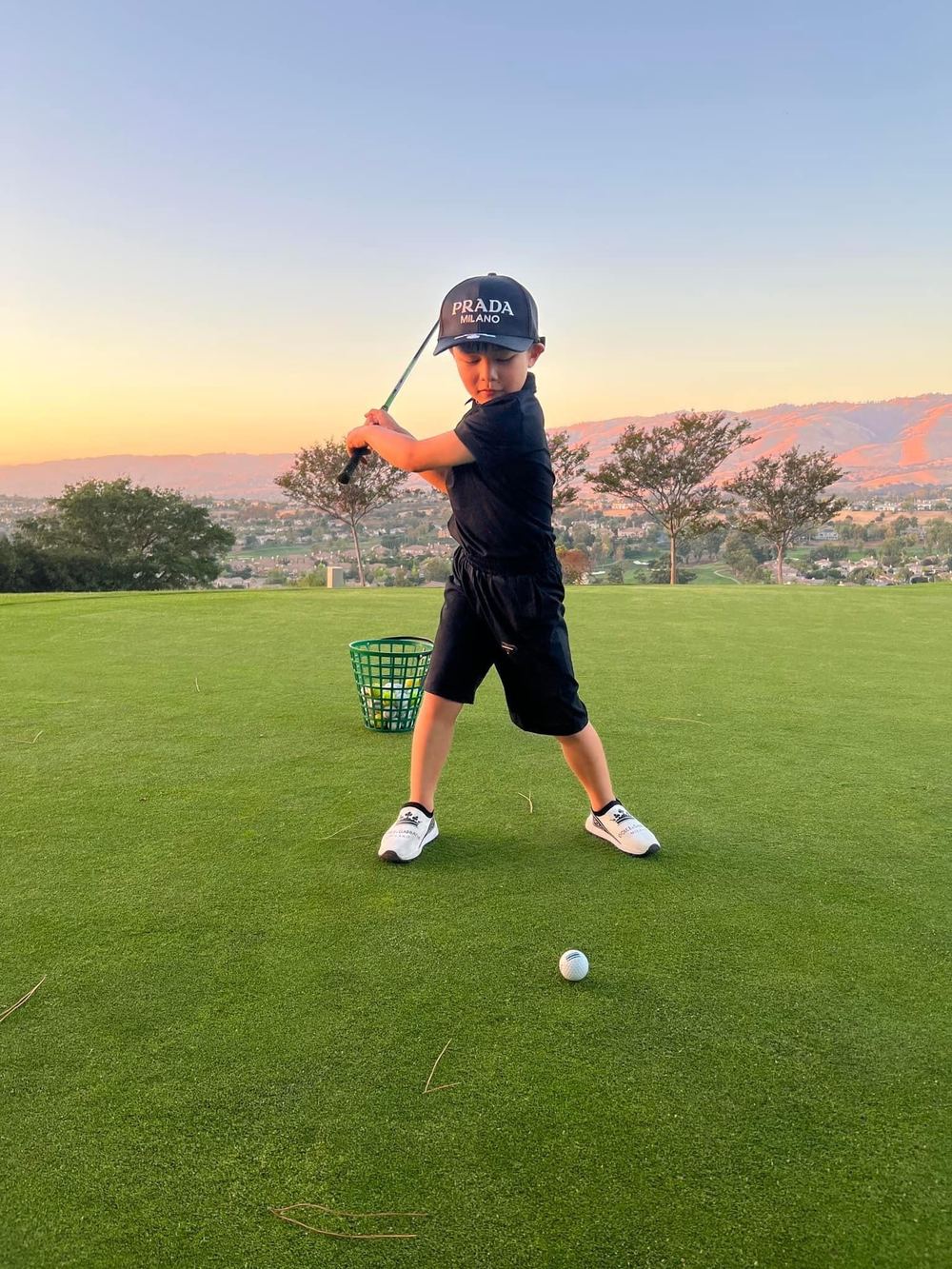 Được bố mẹ cho đi học đánh golf ngay từ khi còn bé. (Ảnh: FB Thuy Tien Mfas) - Tin sao Viet - Tin tuc sao Viet - Scandal sao Viet - Tin tuc cua Sao - Tin cua Sao