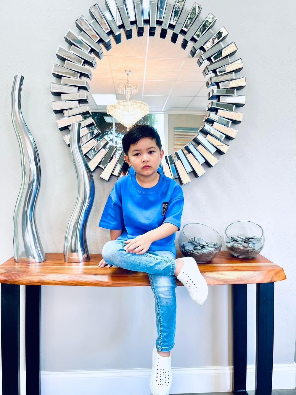  
Ở biệt thự triệu đô với đồ nội thất sang chảnh và đắt đỏ. (Ảnh: FB Thuy Tien Mfas) - Tin sao Viet - Tin tuc sao Viet - Scandal sao Viet - Tin tuc cua Sao - Tin cua Sao