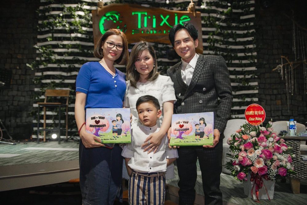 Vợ chồng cùng nhau tham gia hoạt động của con. (Ảnh: FB Thuy Tien Mfas) - Tin sao Viet - Tin tuc sao Viet - Scandal sao Viet - Tin tuc cua Sao - Tin cua Sao