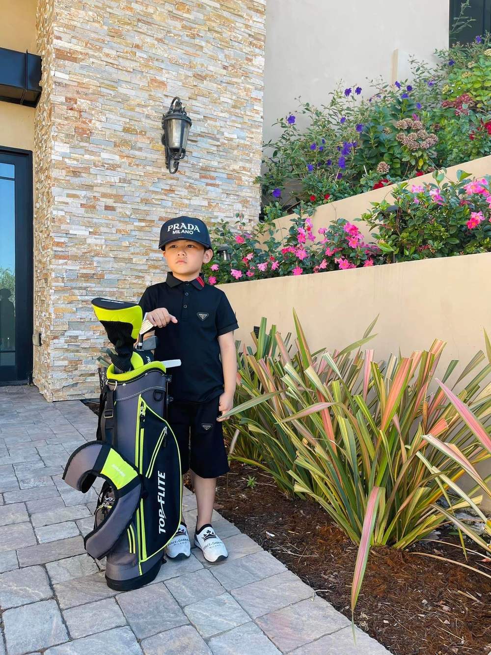 Mỗi lần khi đánh golf là phủ toàn hàng hiệu với các thương hiệu xa xỉ. (Ảnh: FB Thuy Tien Mfas) - Tin sao Viet - Tin tuc sao Viet - Scandal sao Viet - Tin tuc cua Sao - Tin cua Sao