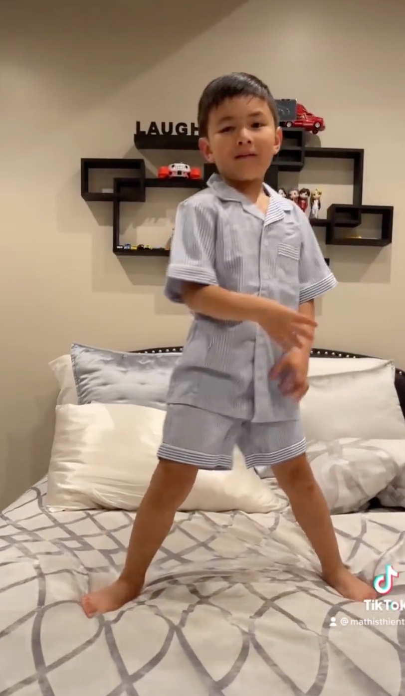 Cậu bé thể hiện niềm đam mê vũ đạo trong bài hát của nhóm nhạc BLACKPINK. (Ảnh: TikTok mathisthientu) - Tin sao Viet - Tin tuc sao Viet - Scandal sao Viet - Tin tuc cua Sao - Tin cua Sao