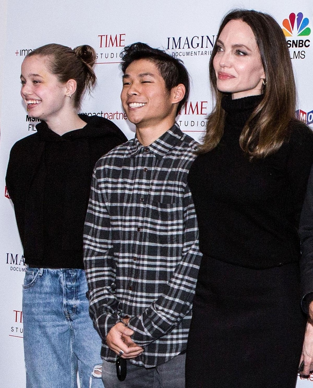  
Pax Thiên xuất hiện bên cạnh Angelina Jolie và Shiloh Jolie-Pitt trong một sự kiện. (Ảnh: NBC)