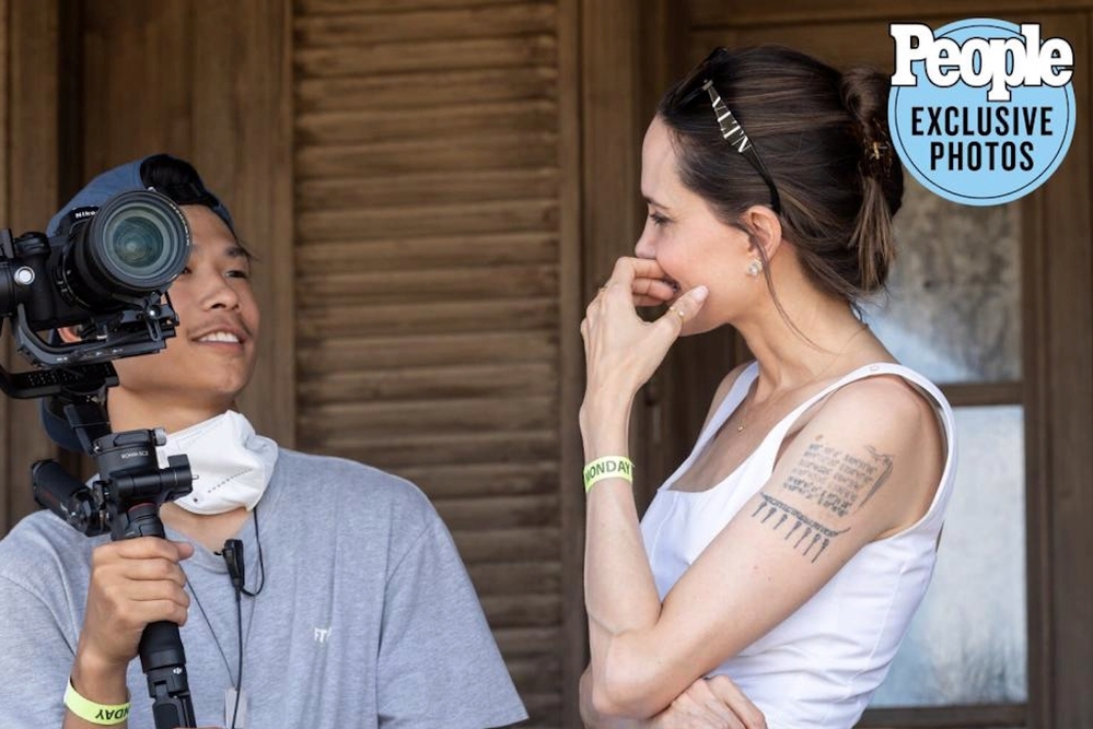  
Pax Thiên làm trợ lý mỗi khi Angelina Jolie ngồi ghế đạo diễn. (Ảnh: People)