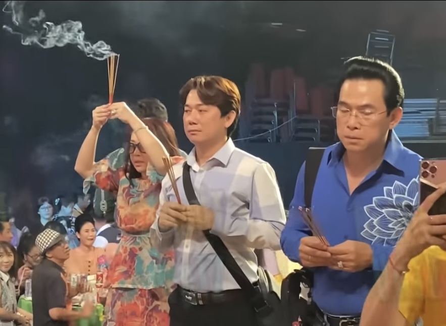 Nhiều nghệ sĩ đến viếng trong ngày cúng Tổ nghiệp. (Ảnh: Chụp màn hình Youtube Bí mật Vbiz) - Tin sao Viet - Tin tuc sao Viet - Scandal sao Viet - Tin tuc cua Sao - Tin cua Sao
