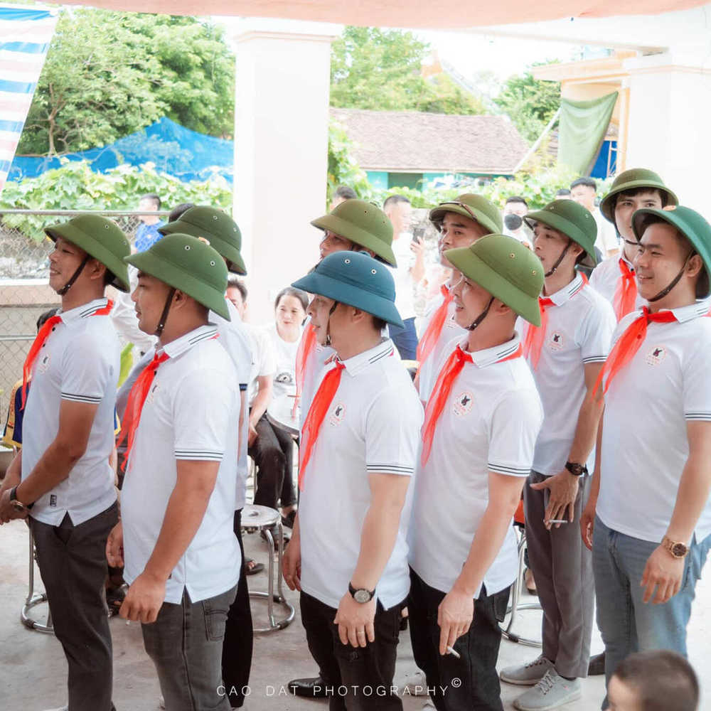  
Hành động trang nghiêm nhưng khá đáng yêu. (Ảnh: Fanpage Nghệ An)