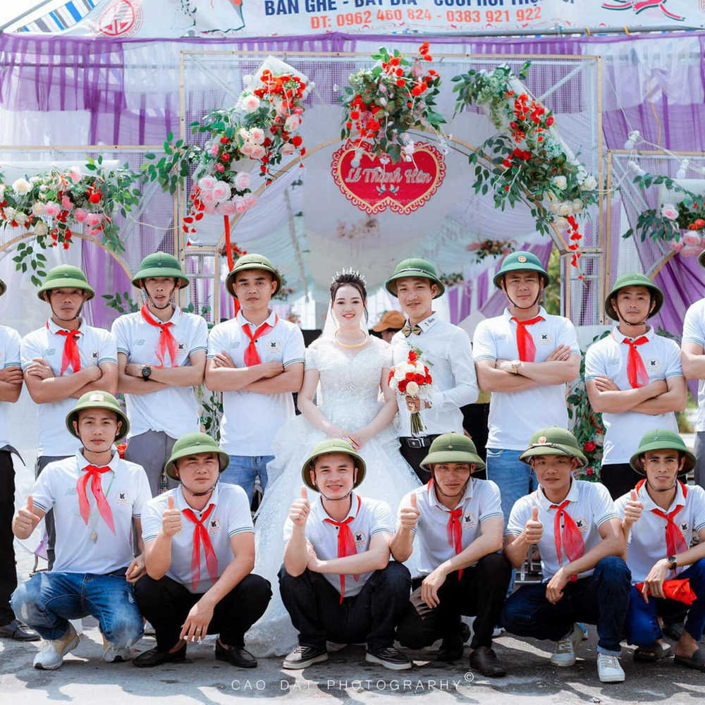  
Nhà trai đội mũ cối tham dự đám cưới. (Ảnh: Fanpage Nghệ An)