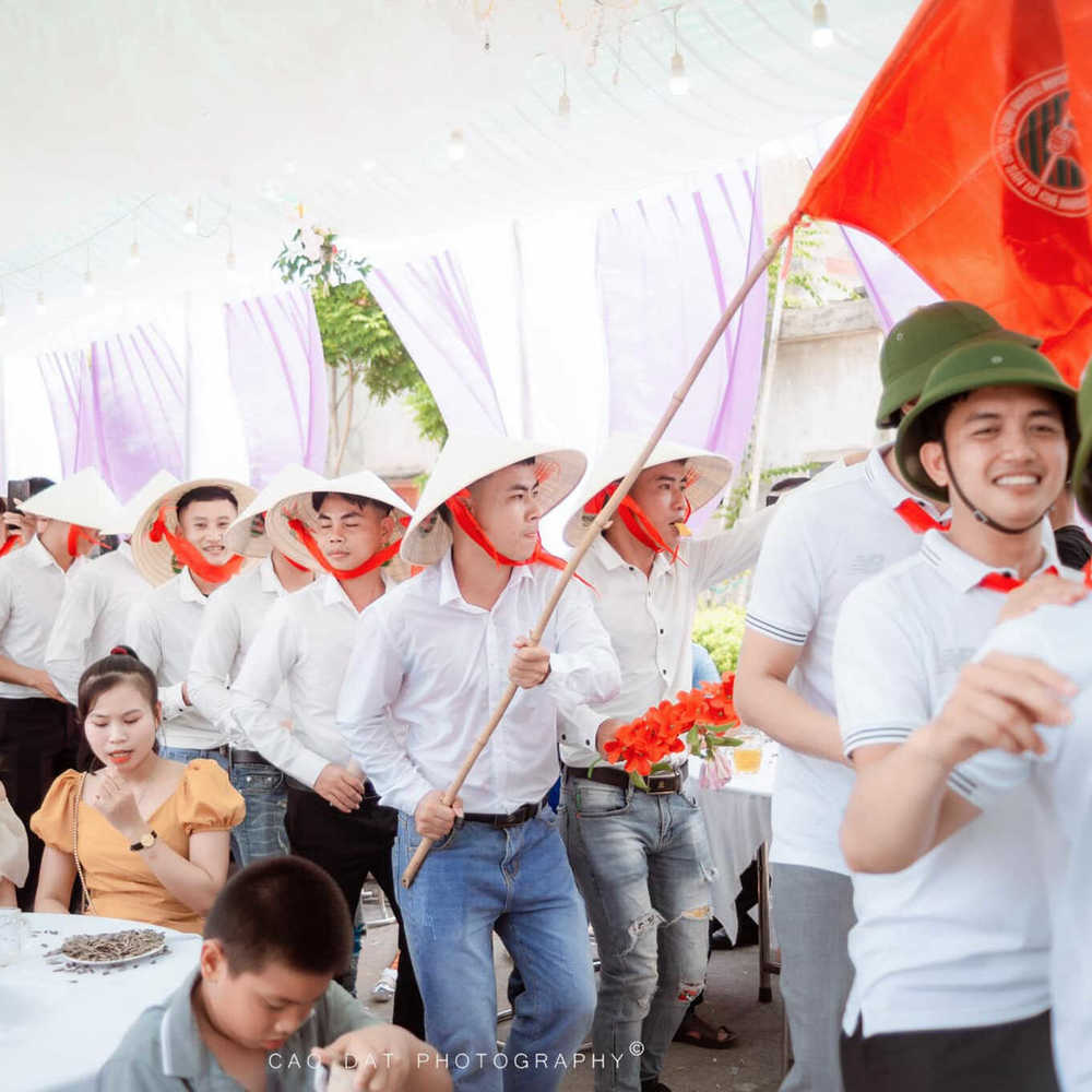  
Mọi người cười rạng rỡ khi tham dự hôn lễ. (Ảnh: Fanpage Nghệ An)