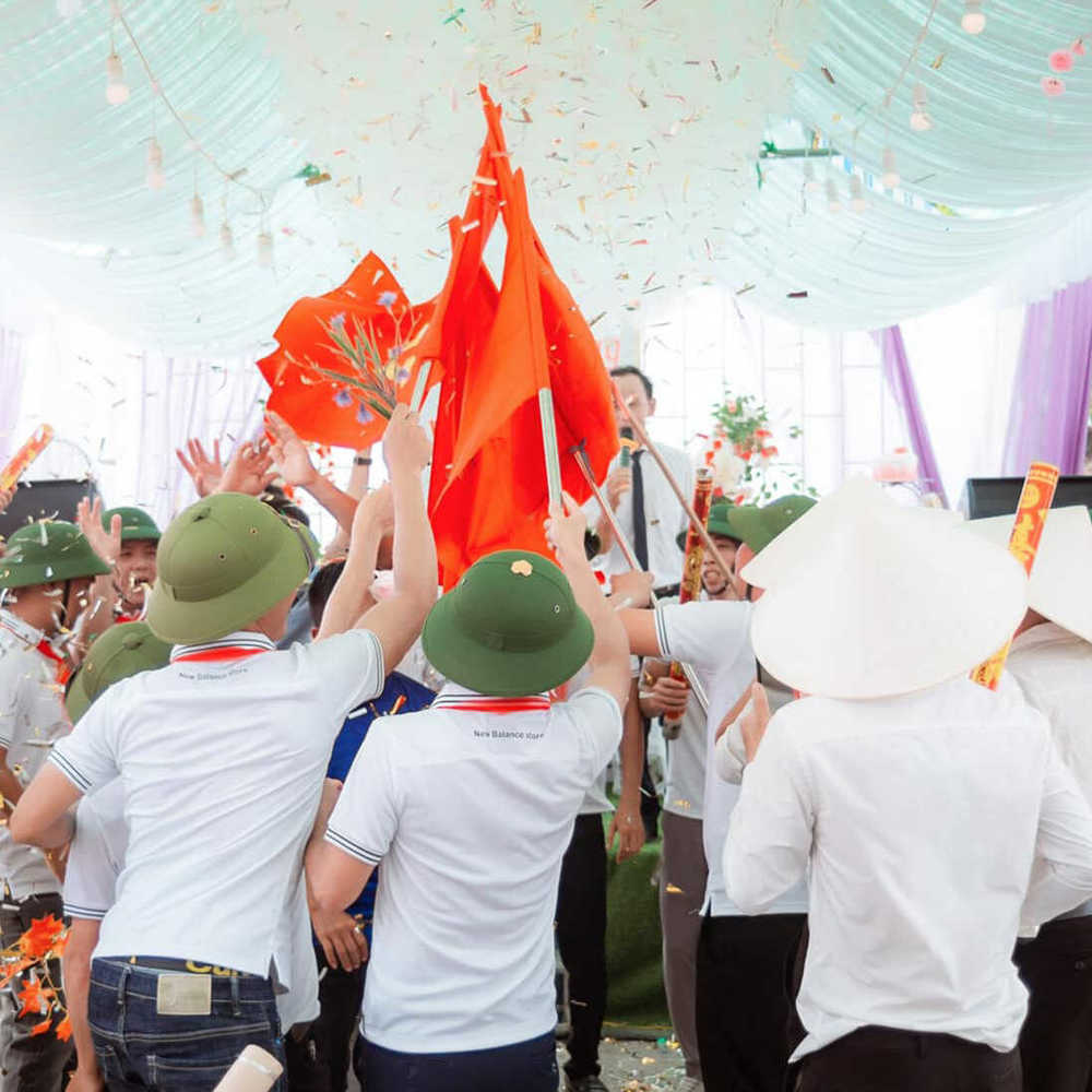  
Nhóm bạn lên chúc mừng cô dâu chú rể. (Ảnh: Fanpage Nghệ An)