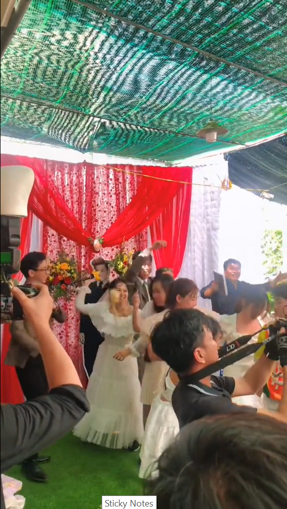  
Cô dâu chú rể nhảy cực sung trong đám cưới. (Ảnh: Chụp màn hình video TikTok H.T)