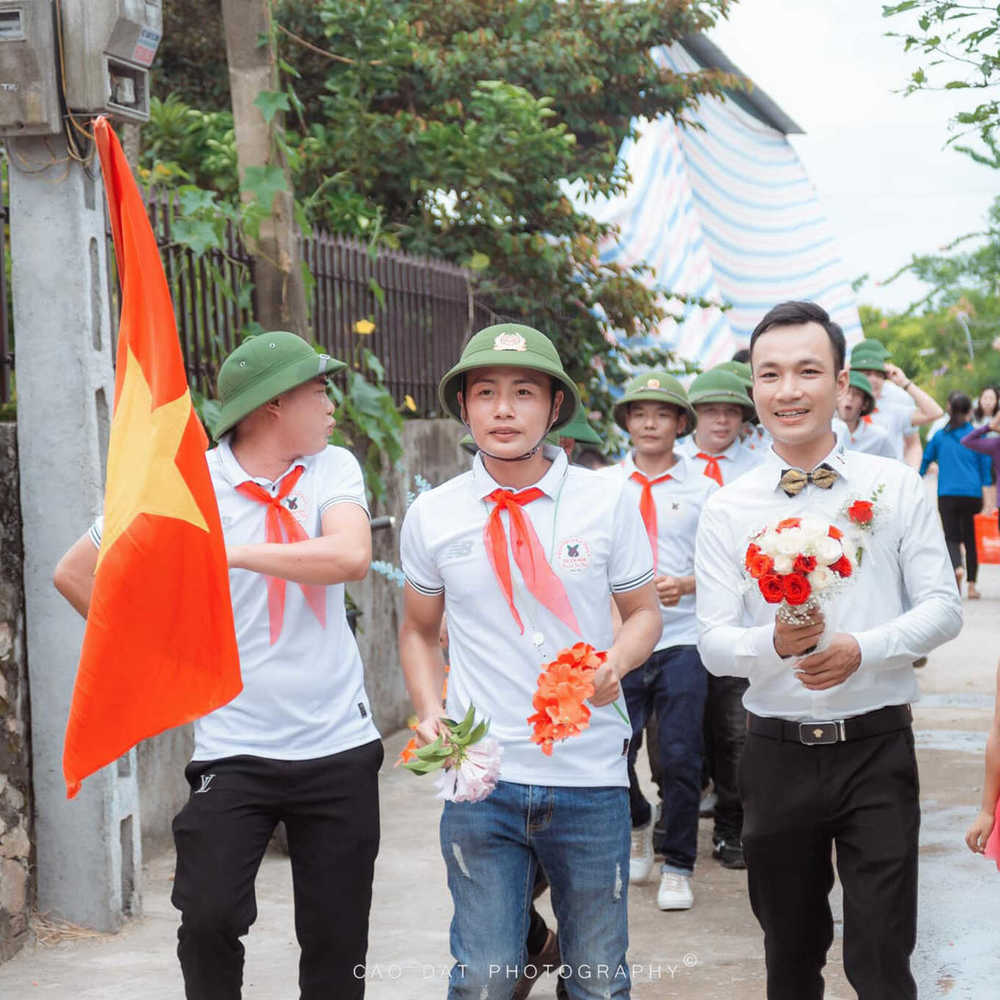  
Ai nấy đều hứng khởi khi được tham dự lễ cưới. (Ảnh: Fanpage Nghệ An)