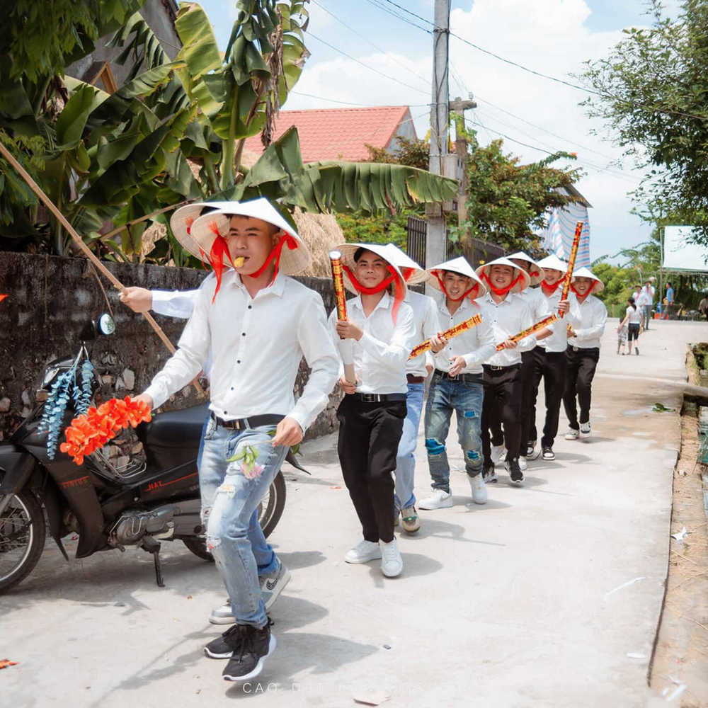  
Nhờ các chàng trai mà đám cưới trở nên đặc biệt hơn. (Ảnh: Fanpage Nghệ An)
