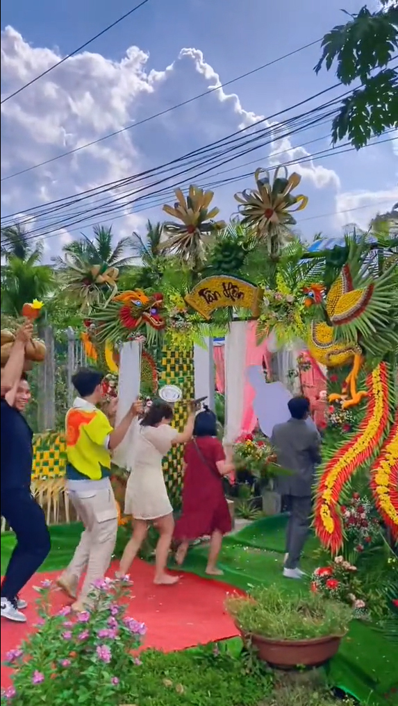  
Đi đám cưới, nhóm bạn chuẩn bị đồ như họp fan BigBang. (Ảnh: Chụp màn hình video TikTok H.T)