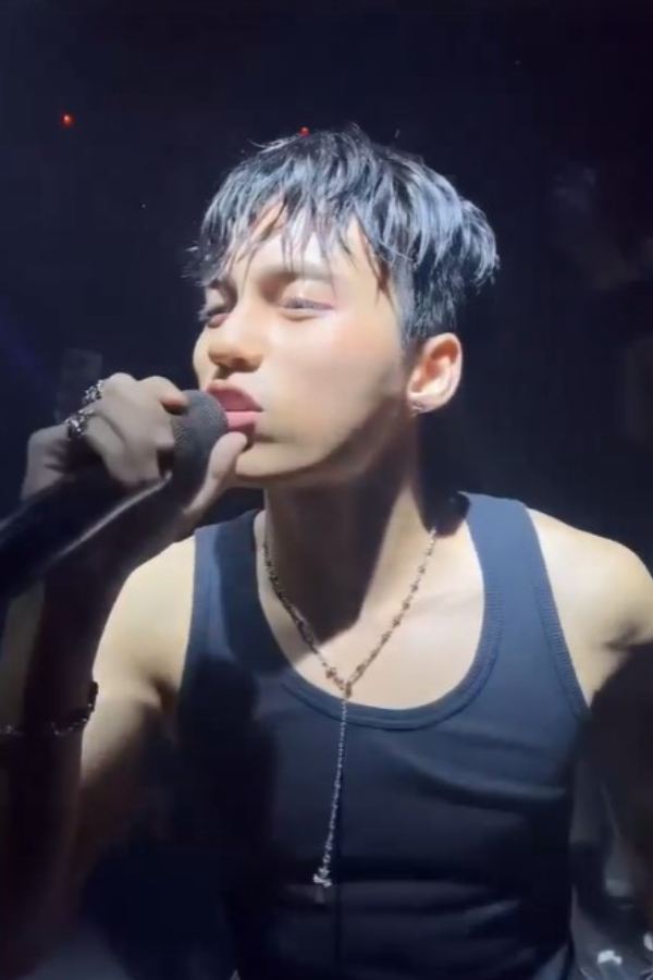  
Màn trình diễn mới đây của MONO nhận về không ít ý kiến trái chiều. (Ảnh: FB Thánh soi showbiz) - Tin sao Viet - Tin tuc sao Viet - Scandal sao Viet - Tin tuc cua Sao - Tin cua Sao