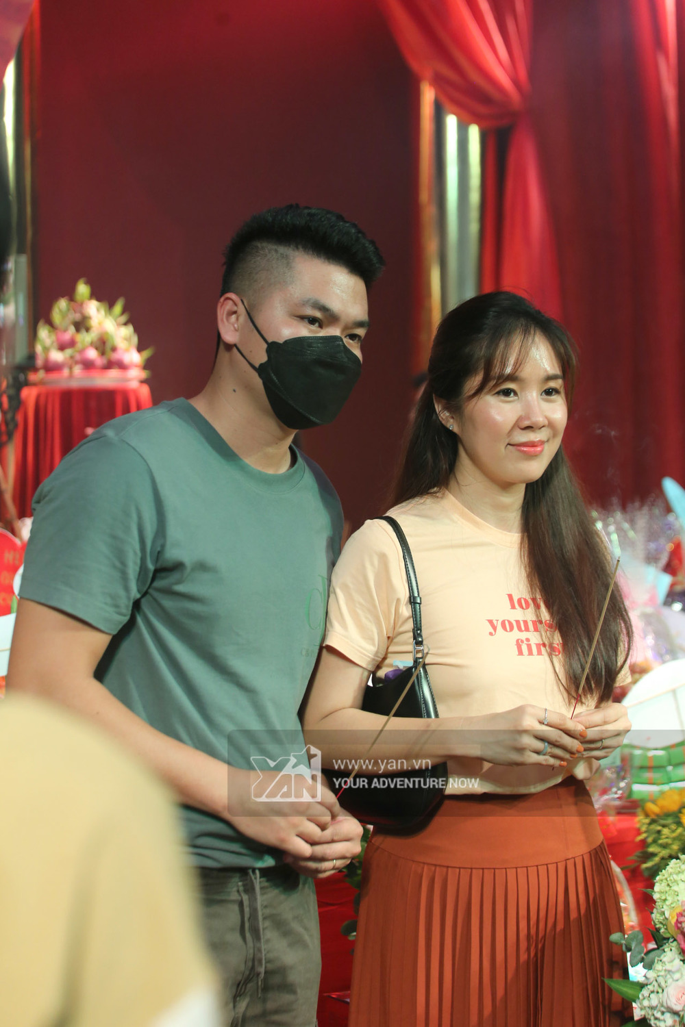 Dàn sao tham dự lễ cúng Tổ tại sân khấu kịch Hồng Vân