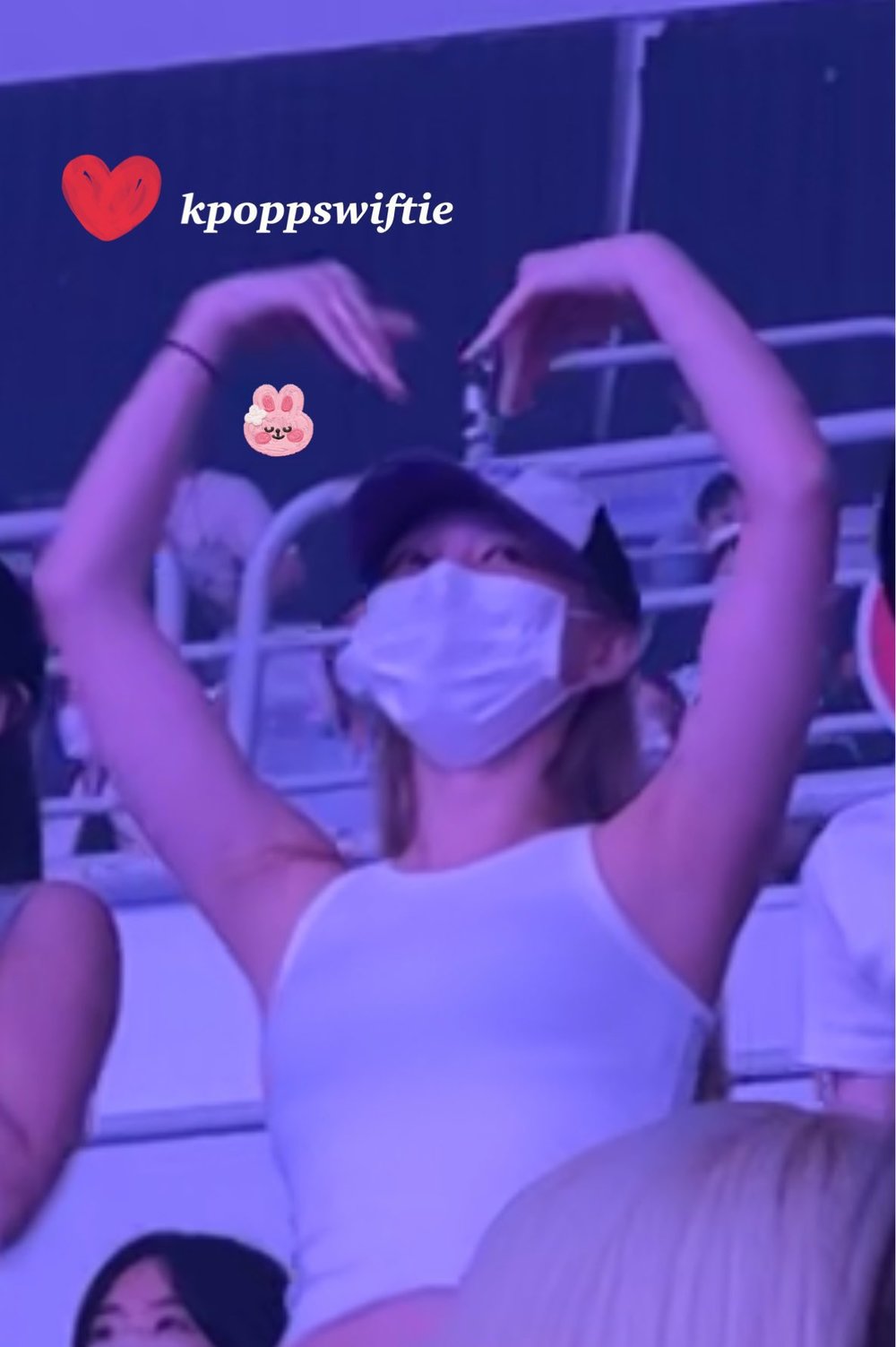  Nayeon cỗ vũ nhiệt tình tại concert của tiền bối. (Ảnh: Twitter @kpoppswiftie)