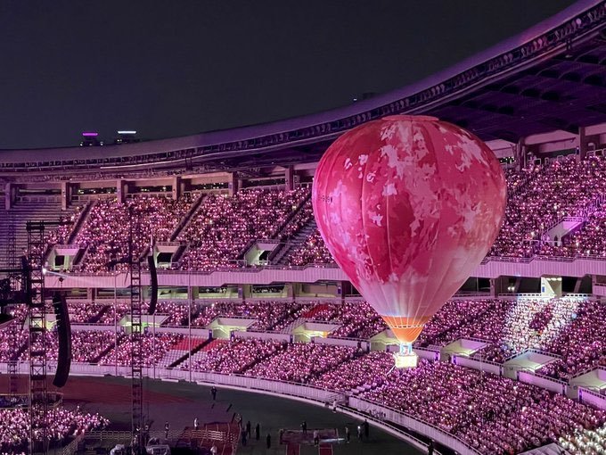  IU đứng trên khinh khí cầu và hòa mình vào biển lightstick màu hồng của người hâm mộ. (Ảnh: Twitter @thanh01112002)