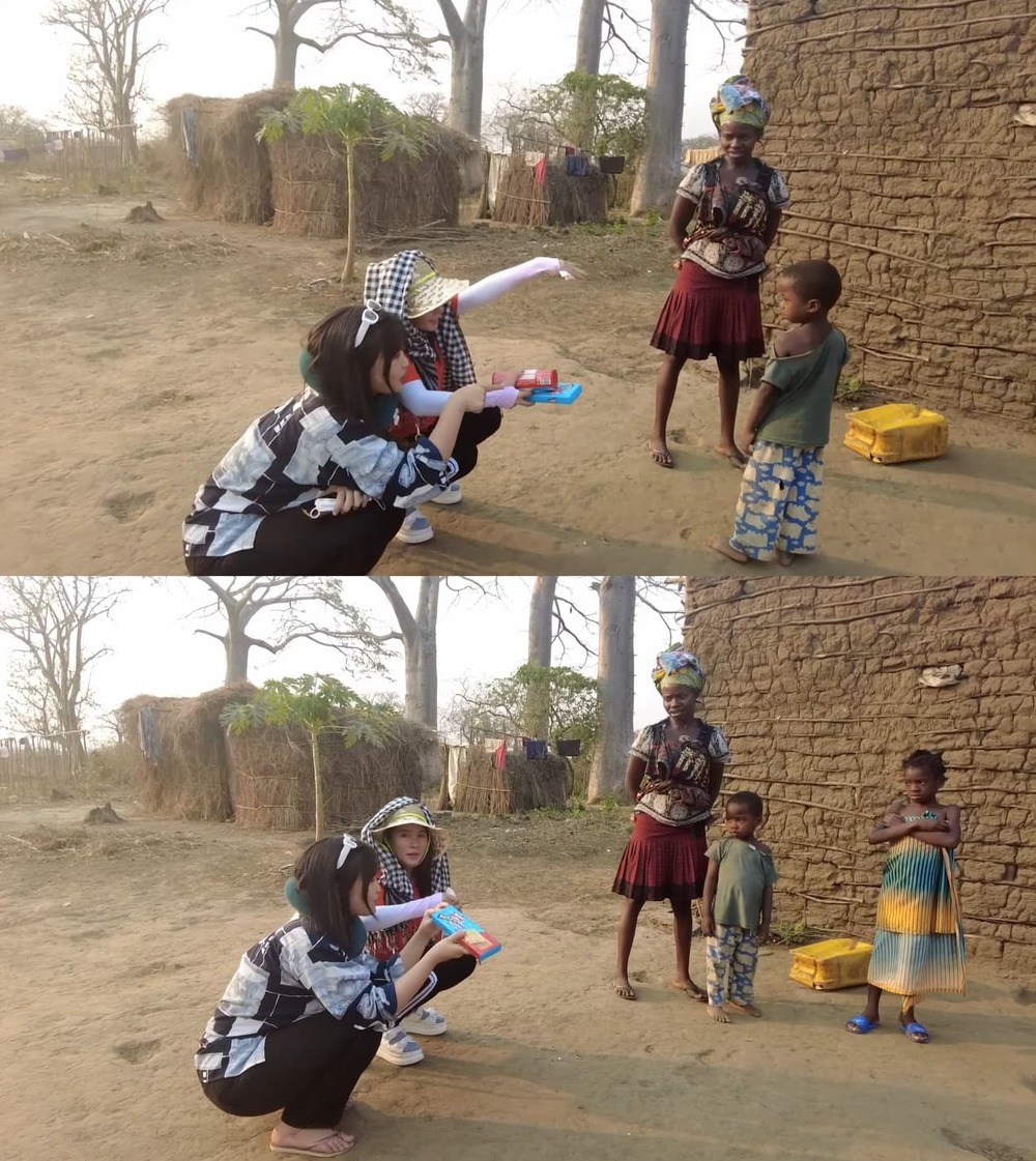  
Cô cố dùng bánh kẹo để làm thân nhưng mọi người vẫn khá cảnh giác vì sợ người lạ. (Ảnh: Chụp màn hình YouTube Vợ Chồng Nhà Nhân)