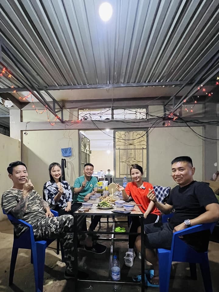  
Đức Nhân phải di chuyển hơn 700km mới hội ngộ được với team châu Phi của Quang Linh. (Ảnh: FB Vợ Chồng Nhà Nhân)
