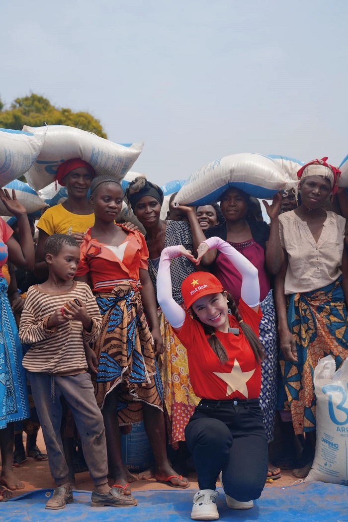  
Đức Nhân làm thiện nguyện ở châu Phi dưới sự hỗ trợ của team Quang Linh Vlogs. (Ảnh: FB Vợ Chồng Nhà Nhân JP)