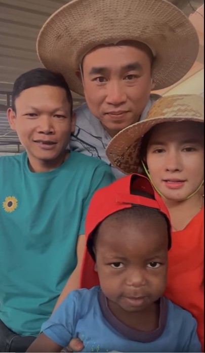  
Đức Nhân và các thành viên châu Phi đã trở thành những người bạn thân thiết. (Ảnh: Chụp màn hình FB Vợ chồng Nhà Nhân JP)