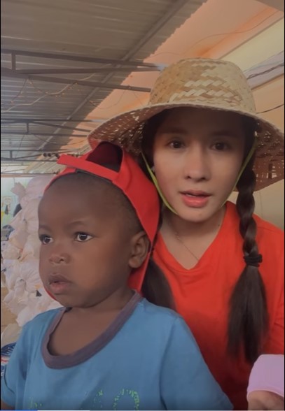  
Đức Nhân livestream chia sẻ về chuyến từ thiện ở châu Phi của mình. (Ảnh: Chụp màn hình FB Vợ chồng Nhà Nhân JP)