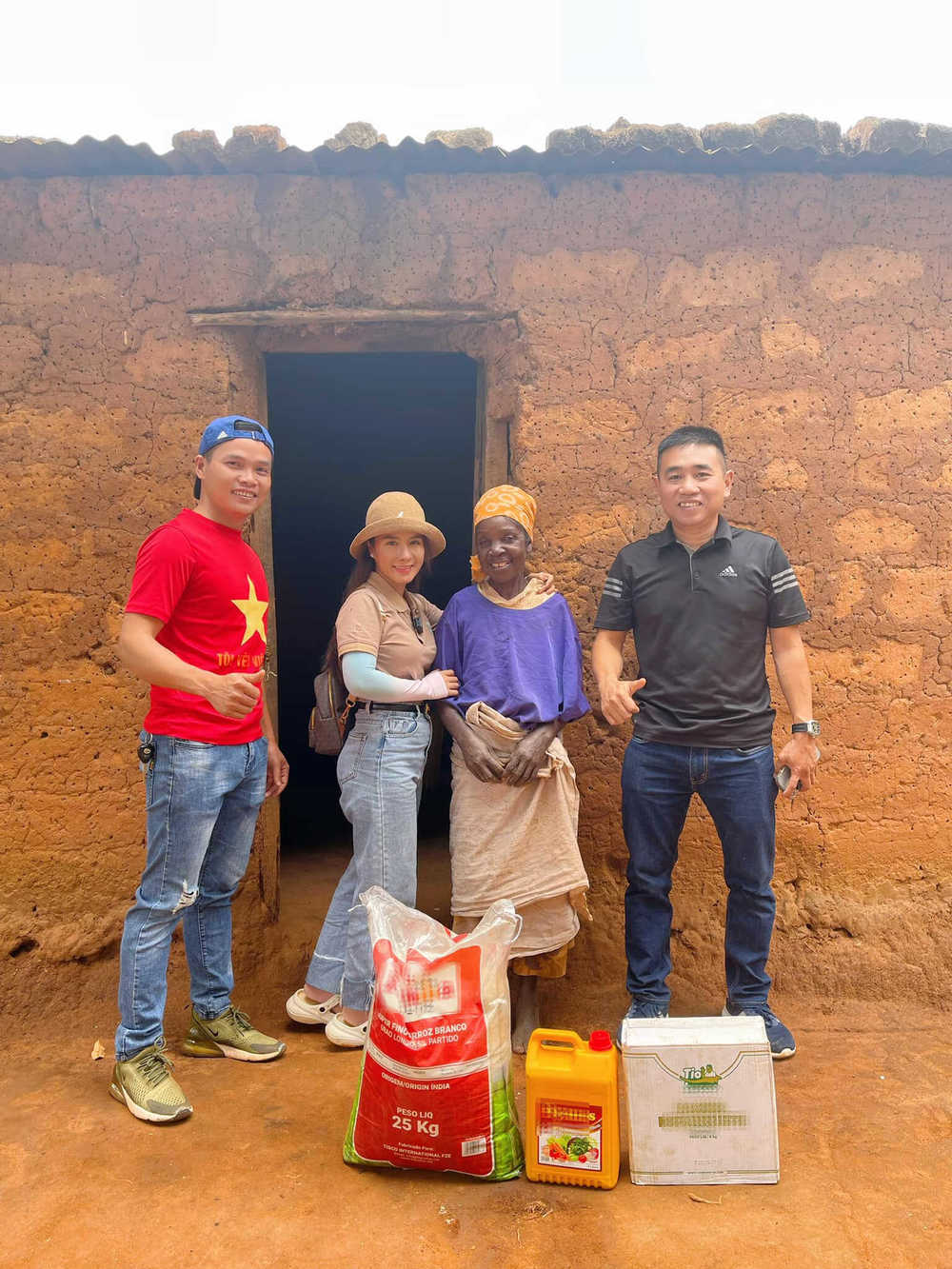  
Sang châu Phi làm từ thiện, Đức Nhân gặp phải khá nhiều ý kiến không hay về mình. (Ảnh: FB Vợ chồng Nhà Nhân JP)