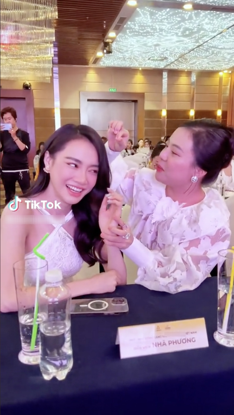  
Trò chuyện cùng người bạn nhưng Nhã Phương không quên nhắc đến chồng. (Ảnh: TikTok Nguyễn Thu Trang) - Tin sao Viet - Tin tuc sao Viet - Scandal sao Viet - Tin tuc cua Sao - Tin cua Sao