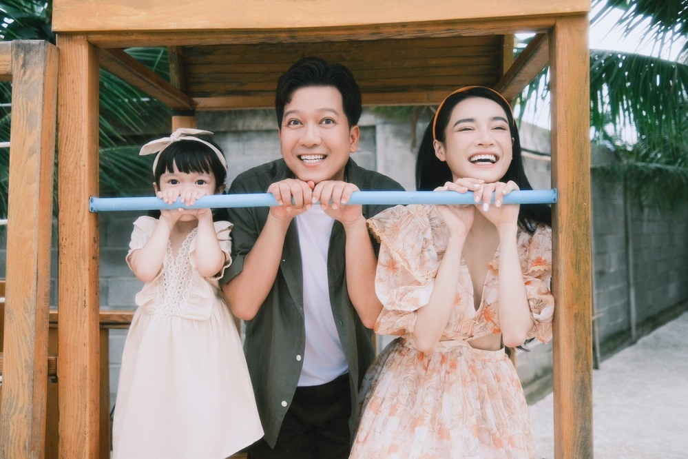  
Cặp đôi càng hạnh phúc khi có cô con gái xinh xắn. (Ảnh: FB Nabi Nhã Phương) - Tin sao Viet - Tin tuc sao Viet - Scandal sao Viet - Tin tuc cua Sao - Tin cua Sao