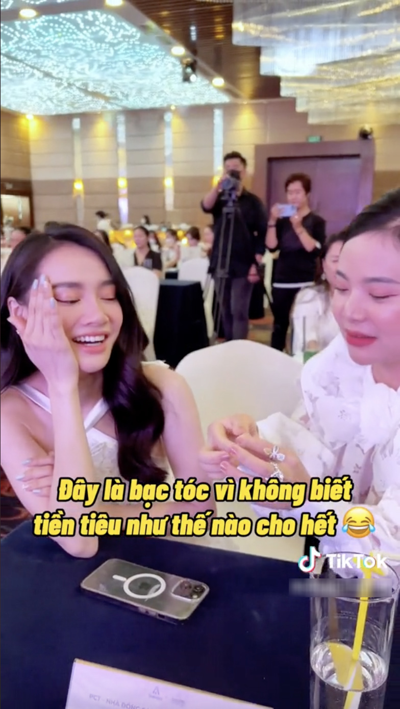  
Người bạn trêu chọc bà xã Trường Giang. (Ảnh: TikTok Nguyễn Thu Trang) - Tin sao Viet - Tin tuc sao Viet - Scandal sao Viet - Tin tuc cua Sao - Tin cua Sao