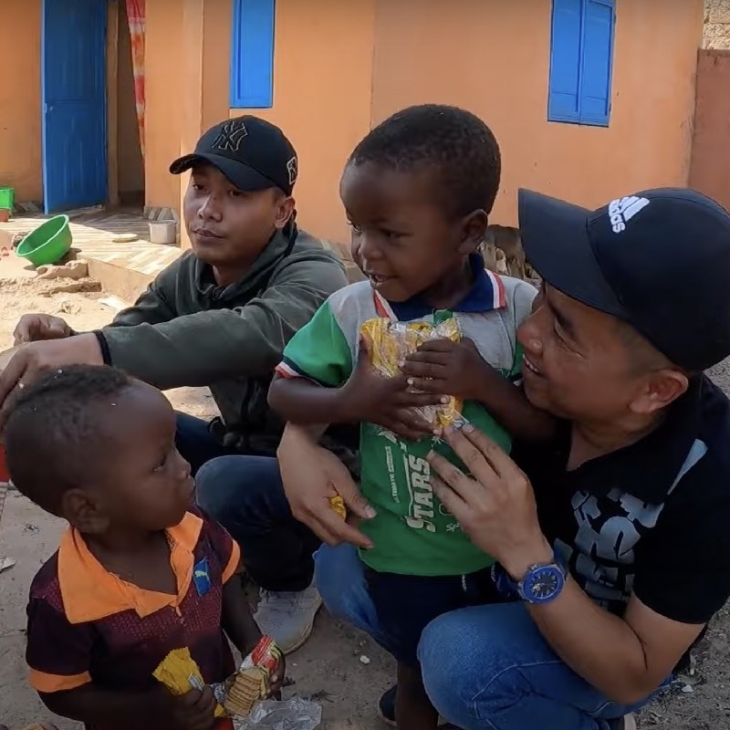  Những cậu bé ở Angola được tiếp cận và học tiếng Việt từ khi còn rất nhỏ. (Ảnh: YouTube Tiến Nguyễn - Cuộc Sống ở Châu Phi)