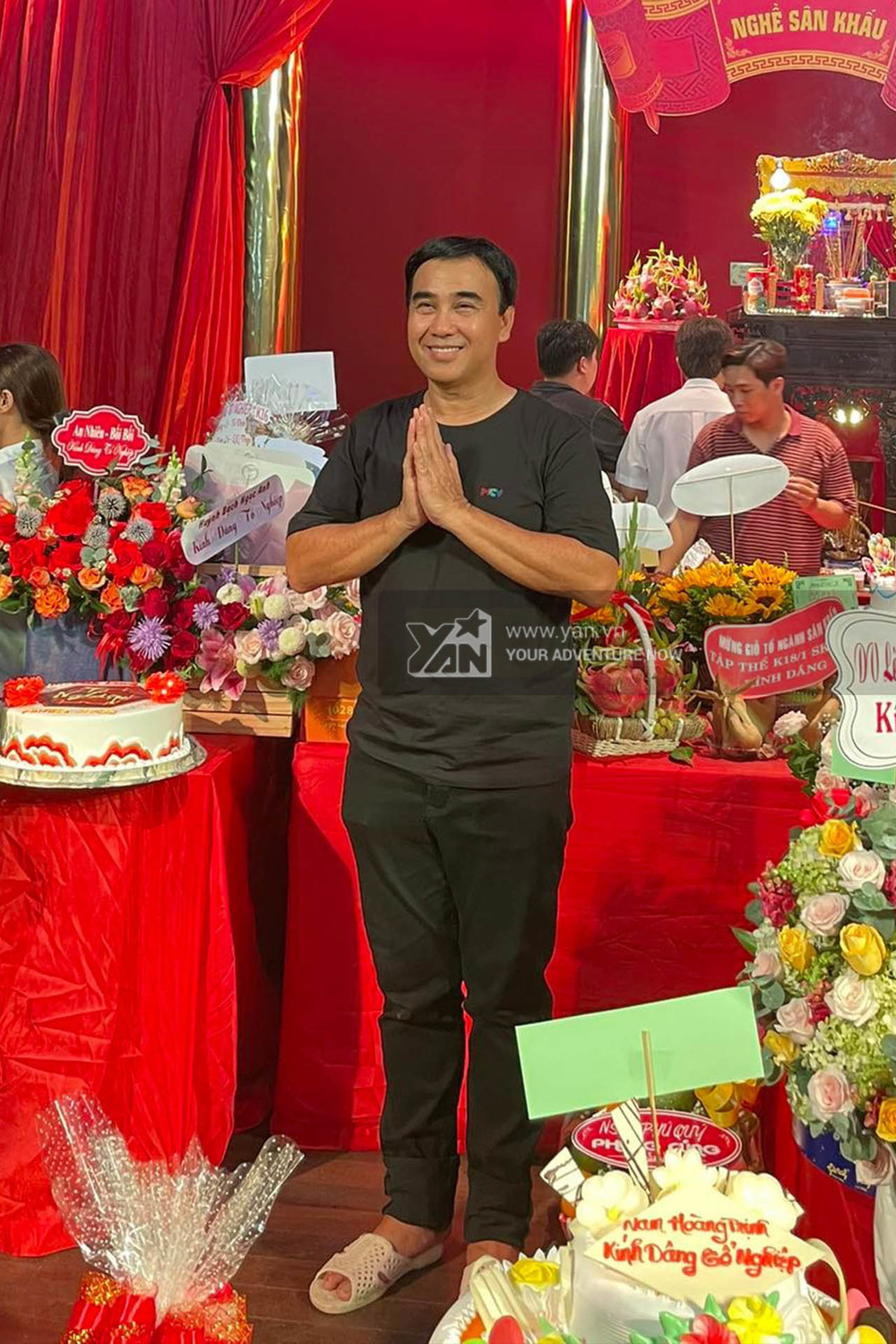  
MC Quyền Linh ăn mặc giản dị đến cúng Tổ. (Ảnh: Team YAN)