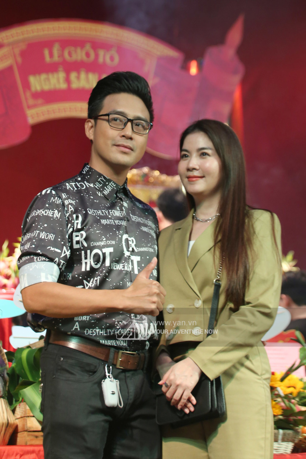  
Vợ chồng Thanh Duy và Kha Ly có mặt từ sớm để cúng Tổ. (Ảnh: Team YAN)