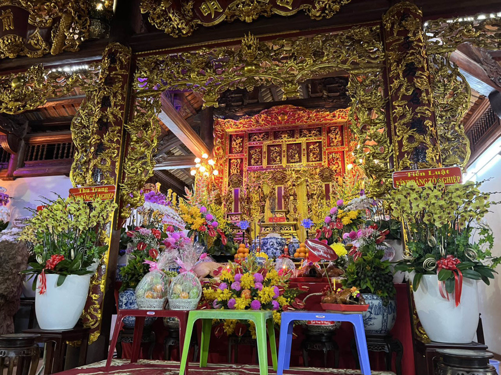  
Bàn thờ Tổ nghề được trang trí hoành tráng. (Ảnh: Facebook Trang Trần)