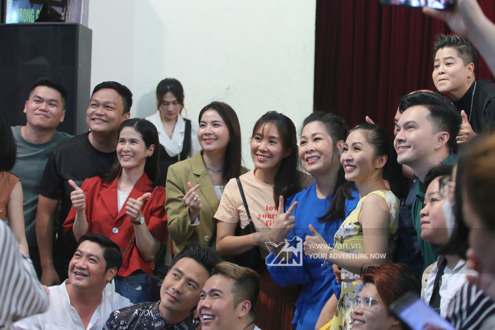  
Dàn sao Việt hội ngộ tại sân khấu kịch Hồng Vân để tổ chức lễ cúng Tổ nghề. (Ảnh: Team YAN)