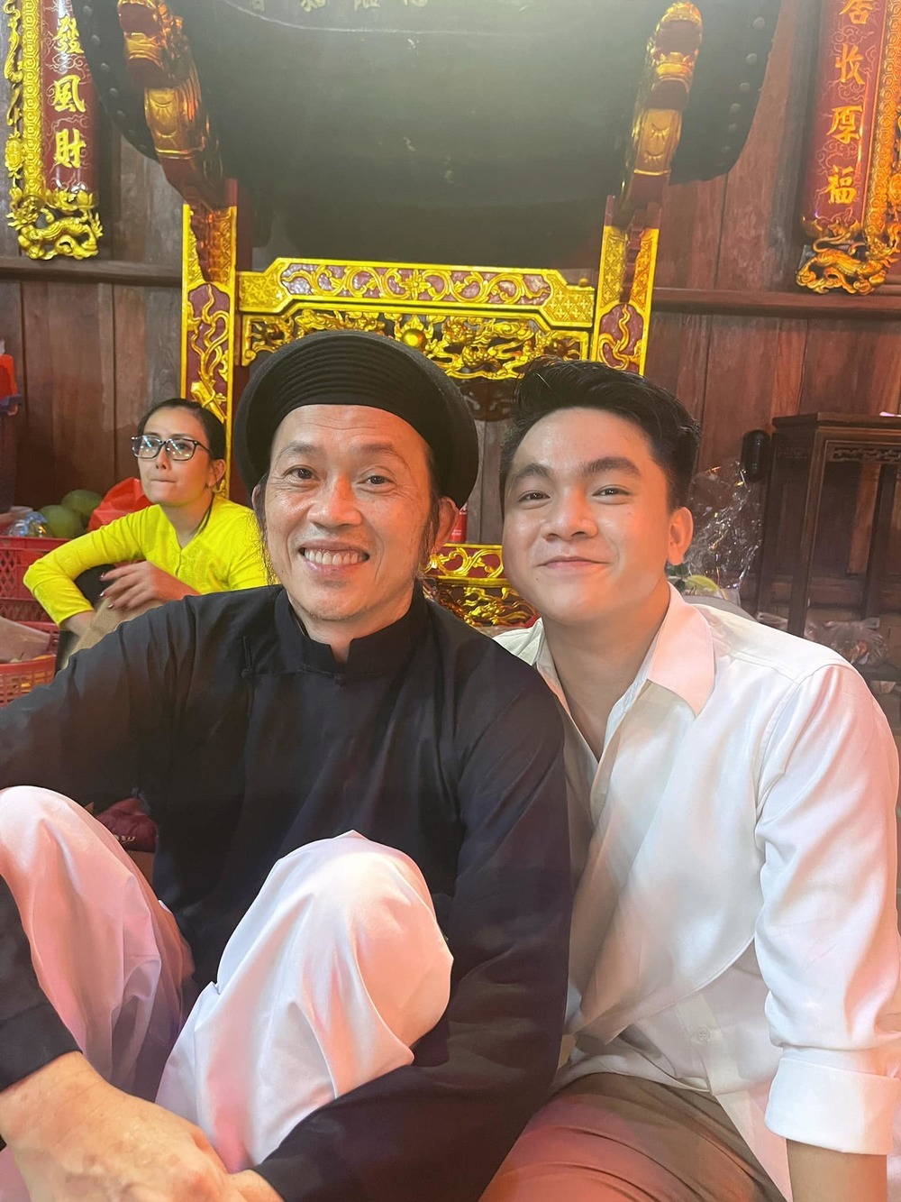  
Con trai nuôi chụp hình cùng nghệ sĩ Hoài Linh. (Ảnh: Facebook Nguyễn Hoàng Quân)