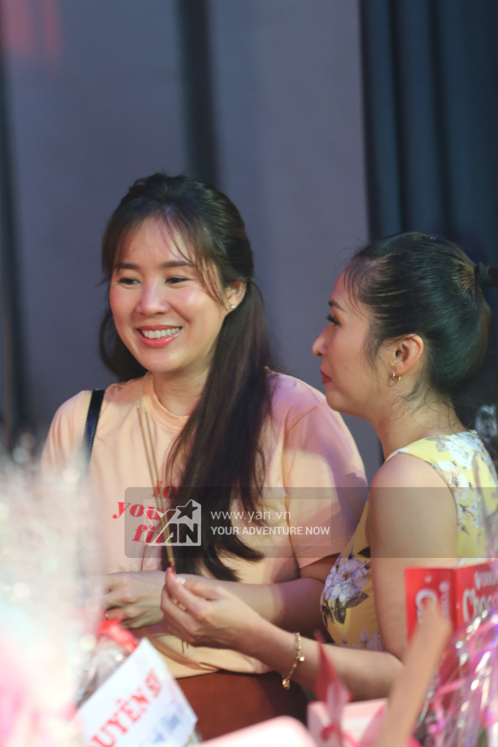  
Lê Phương cũng có mặt tại sân khấu kịch Hồng Vân để thắp nhang. (Ảnh: Team YAN)