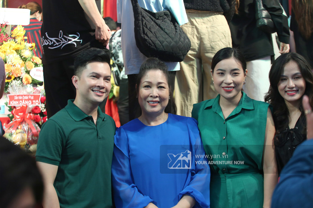  
Các nghệ sĩ Việt cùng gia đình đến viếng Tổ nghề. (Ảnh: Team YAN)