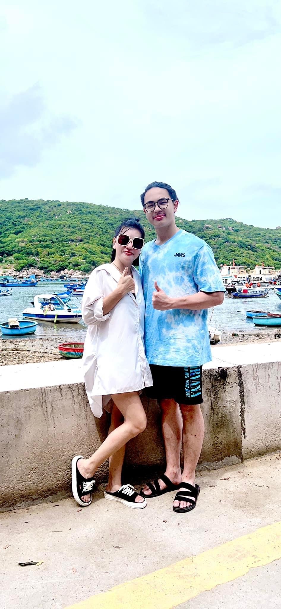  
Cô toàn tâm toàn ý lo cho con trai có một tương lai tốt hơn.  - Tin sao Viet - Tin tuc sao Viet - Scandal sao Viet - Tin tuc cua Sao - Tin cua Sao