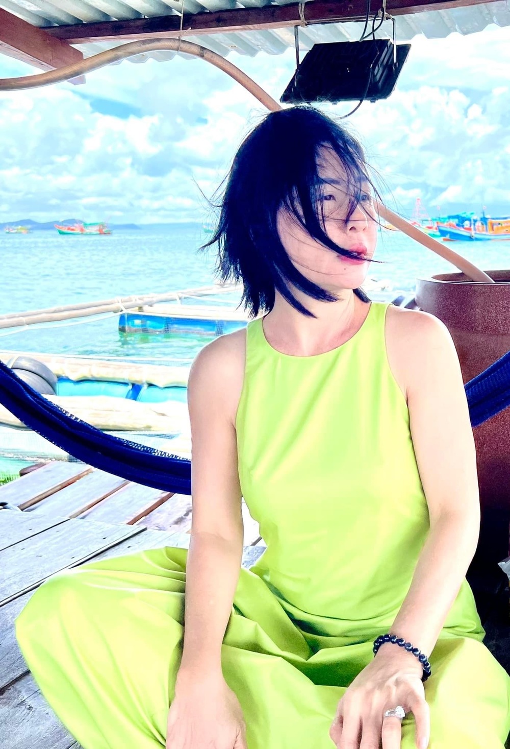  
Mới đây, bà mẹ 1 con lại khoe ảnh tung tăng tại bãi biển. - Tin sao Viet - Tin tuc sao Viet - Scandal sao Viet - Tin tuc cua Sao - Tin cua Sao