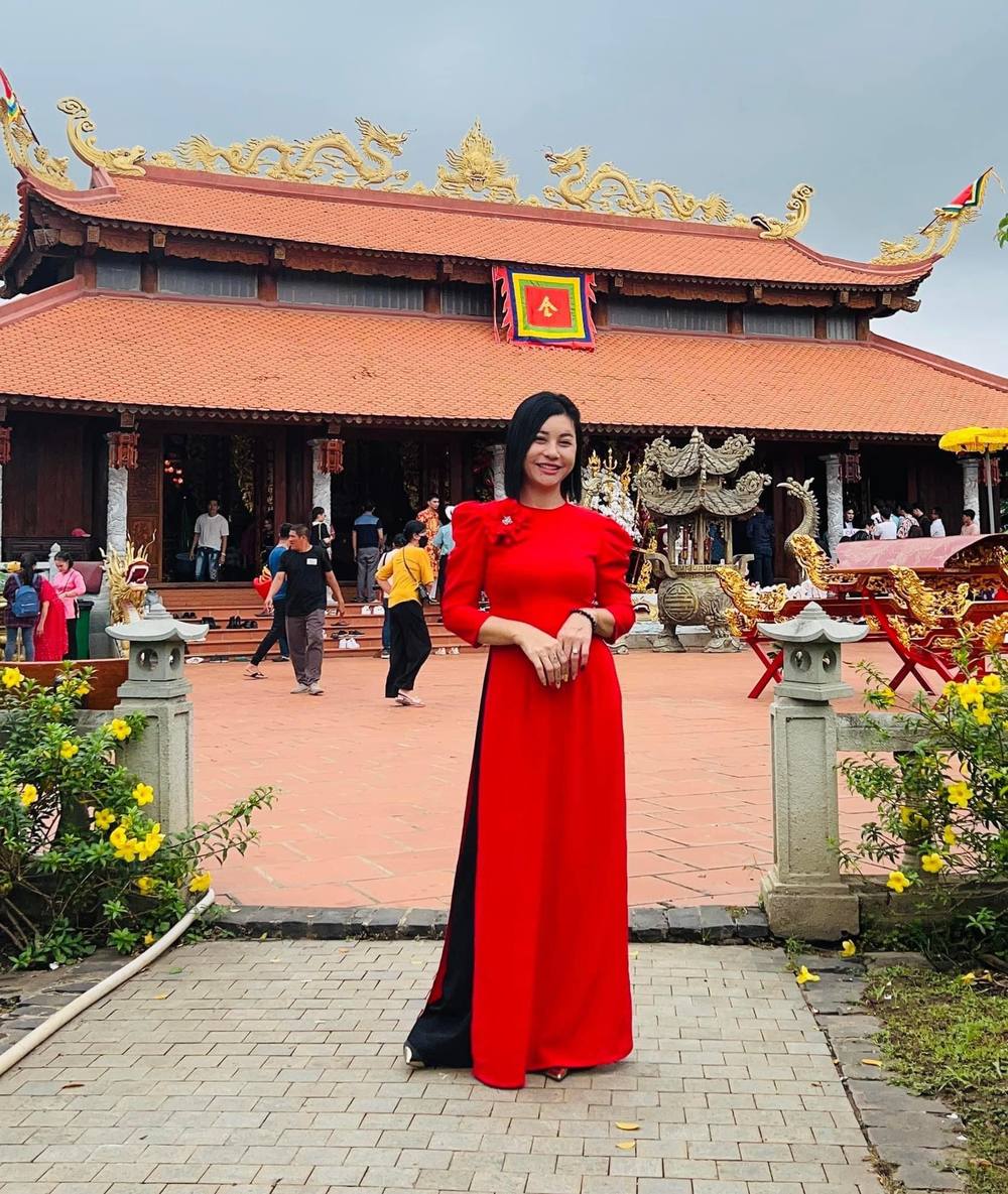  
Cô diện áo dài đỏ rực trong ngày cúng Tổ nghề.  - Tin sao Viet - Tin tuc sao Viet - Scandal sao Viet - Tin tuc cua Sao - Tin cua Sao