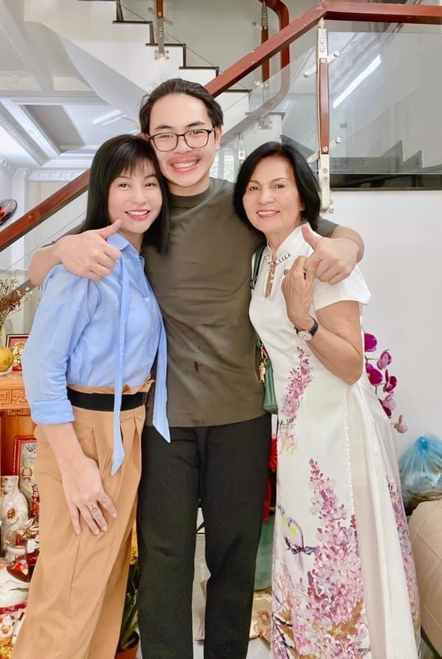  
Cô thường xuyên khoe khoảnh khắc hạnh phúc bên con trai. - Tin sao Viet - Tin tuc sao Viet - Scandal sao Viet - Tin tuc cua Sao - Tin cua Sao