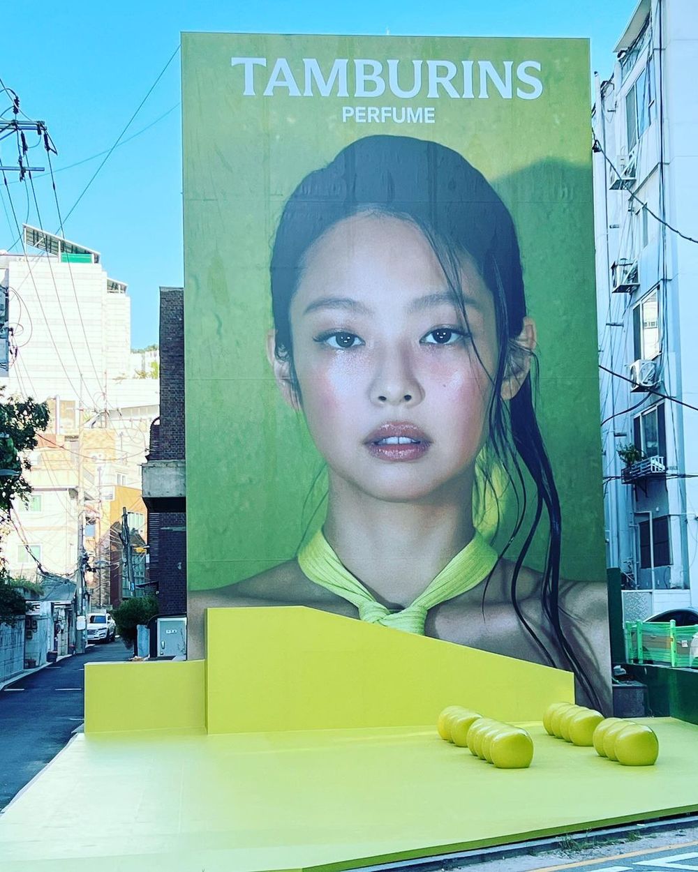  
Nhãn hàng đặt biển quảng cáo khổng lồ tại Seoul. (Ảnh: Koreaboo)
