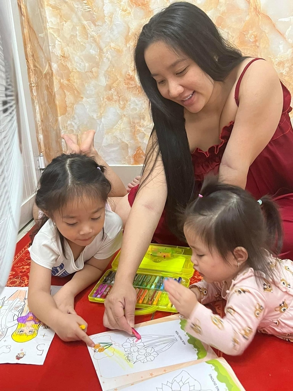  
Có bà xã là hậu phương vững chãi, Lê Dương Bảo Lâm hoàn toàn có thể an tâm ra ngoài làm việc. (Ảnh: FB Quỳnh Quỳnh)  - Tin sao Viet - Tin tuc sao Viet - Scandal sao Viet - Tin tuc cua Sao - Tin cua Sao