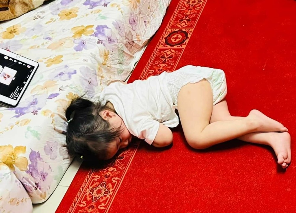  
Hình ảnh con gái sau khi xem show của ba xong lăn ra ngủ say khiến nam diễn viên chạnh lòng. (Ảnh: FB Lê Dương Bảo Lâm)  - Tin sao Viet - Tin tuc sao Viet - Scandal sao Viet - Tin tuc cua Sao - Tin cua Sao