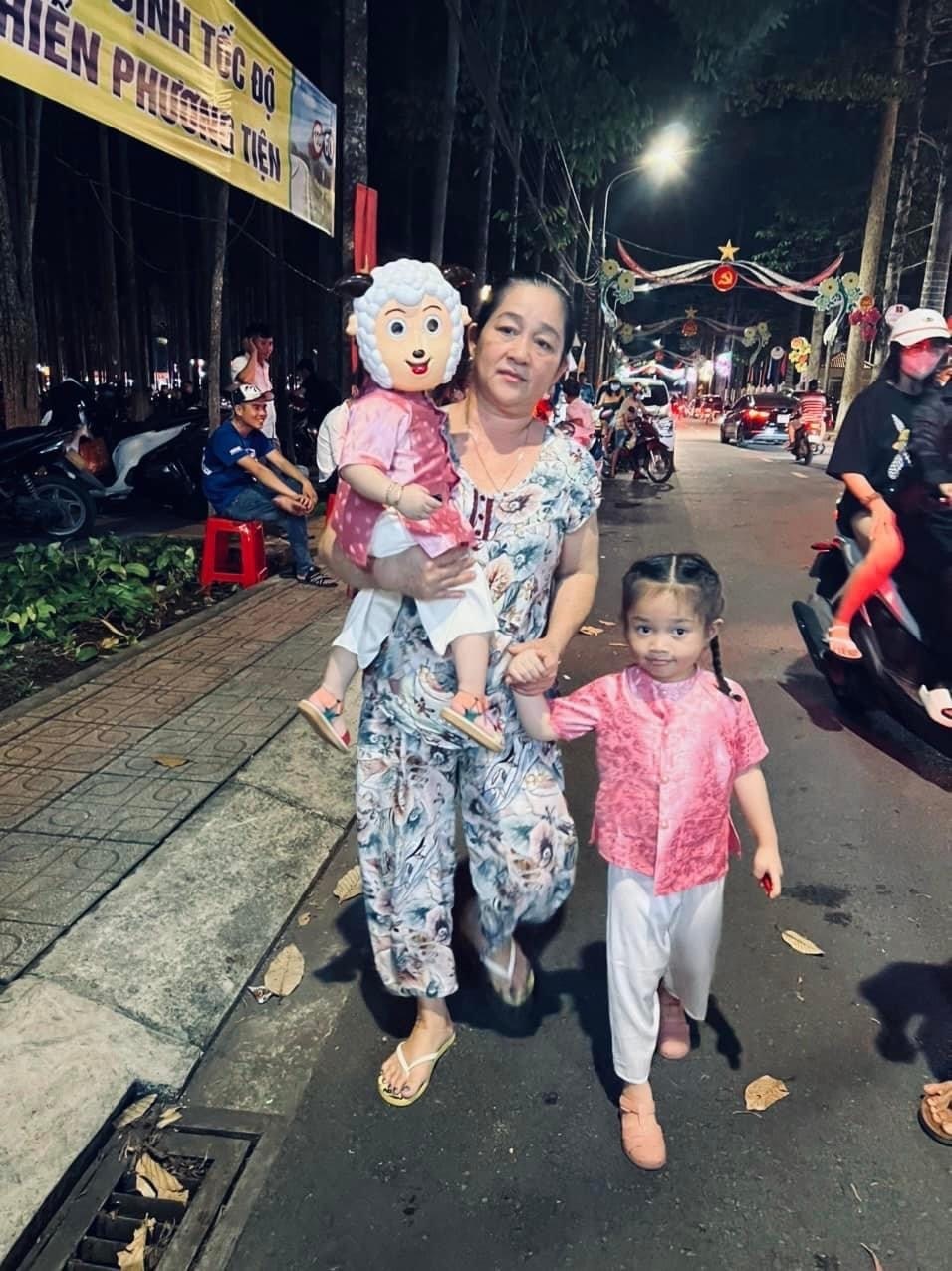  
Bà ngoại dắt hai cháu đi chơi trong dịp Trung thu. (Ảnh: FB Quỳnh Quỳnh)  - Tin sao Viet - Tin tuc sao Viet - Scandal sao Viet - Tin tuc cua Sao - Tin cua Sao