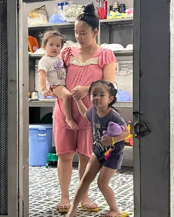  
Khoảnh khắc một nách 3 con của cô khiến nhiều khán giả chạnh lòng. (Ảnh: Chụp màn hình FB Quỳnh Quỳnh)  - Tin sao Viet - Tin tuc sao Viet - Scandal sao Viet - Tin tuc cua Sao - Tin cua Sao